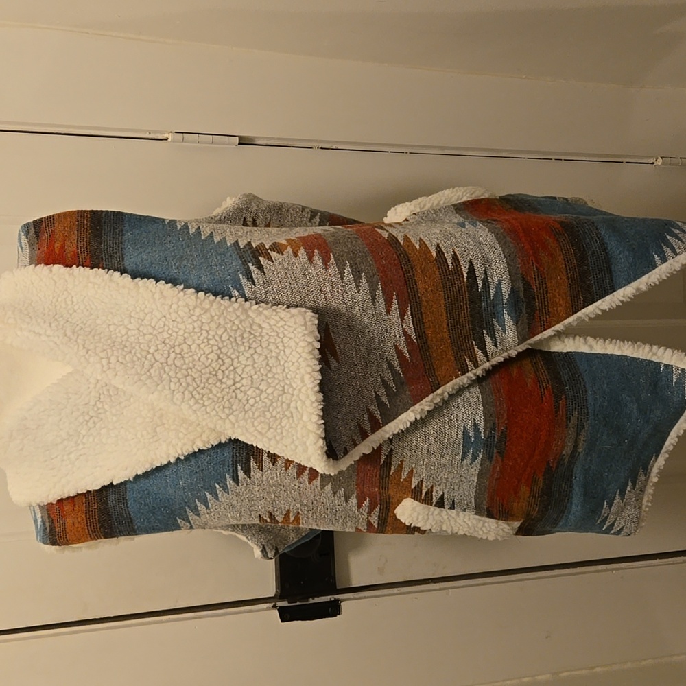 Veveret Southwestern Patterned Vest with Sherpa Lining - Picture 1 of 8